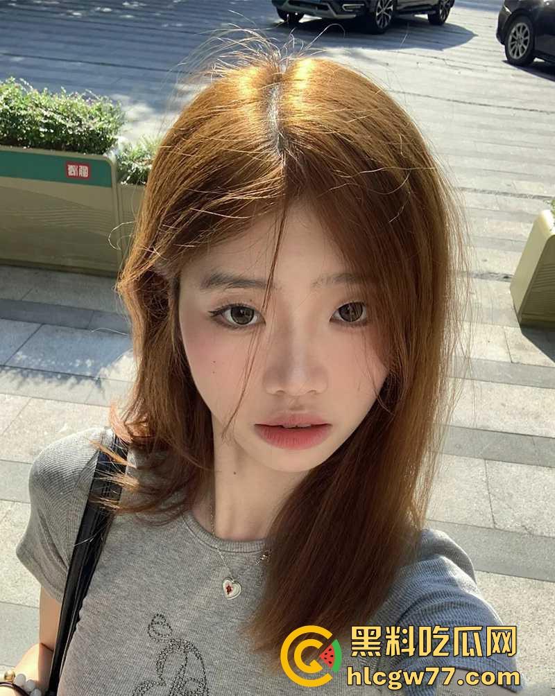 黄毛小妹直播间PK惩罚当场拔逼毛 输赢规矩惊呆网友 这届网红玩的可真花花啊 估计平时也没少挨操！-3