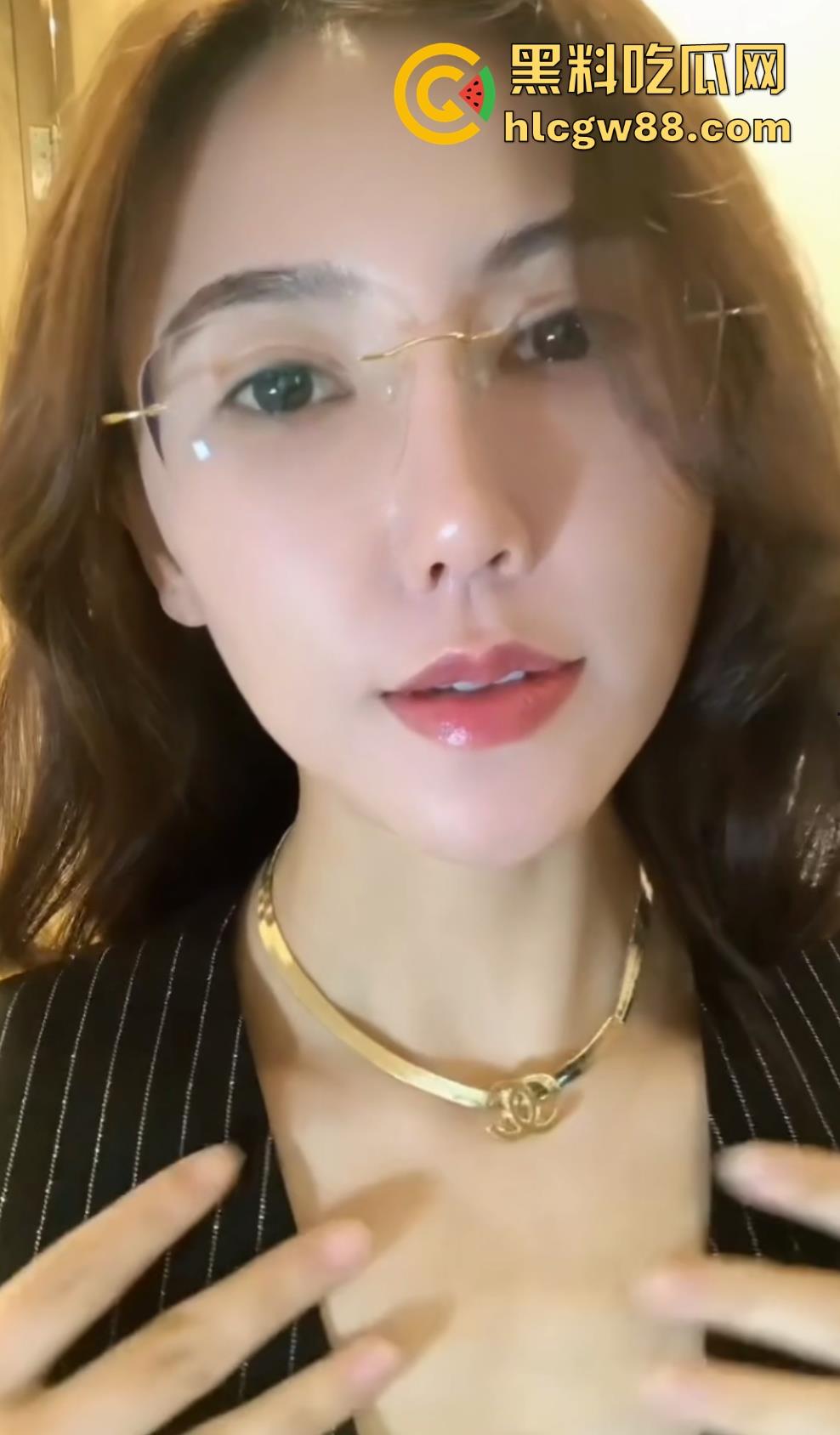 重庆大爷大妈户外河岸边激情野战 大妈俯身口爆 玩的是真花啊 这程度丝毫不输年轻人！-1