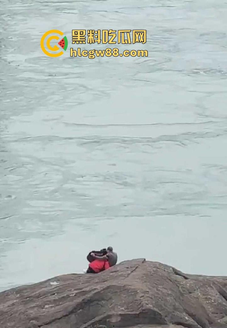 重庆大爷大妈户外河岸边激情野战 大妈俯身口爆 玩的是真花啊 这程度丝毫不输年轻人！-4