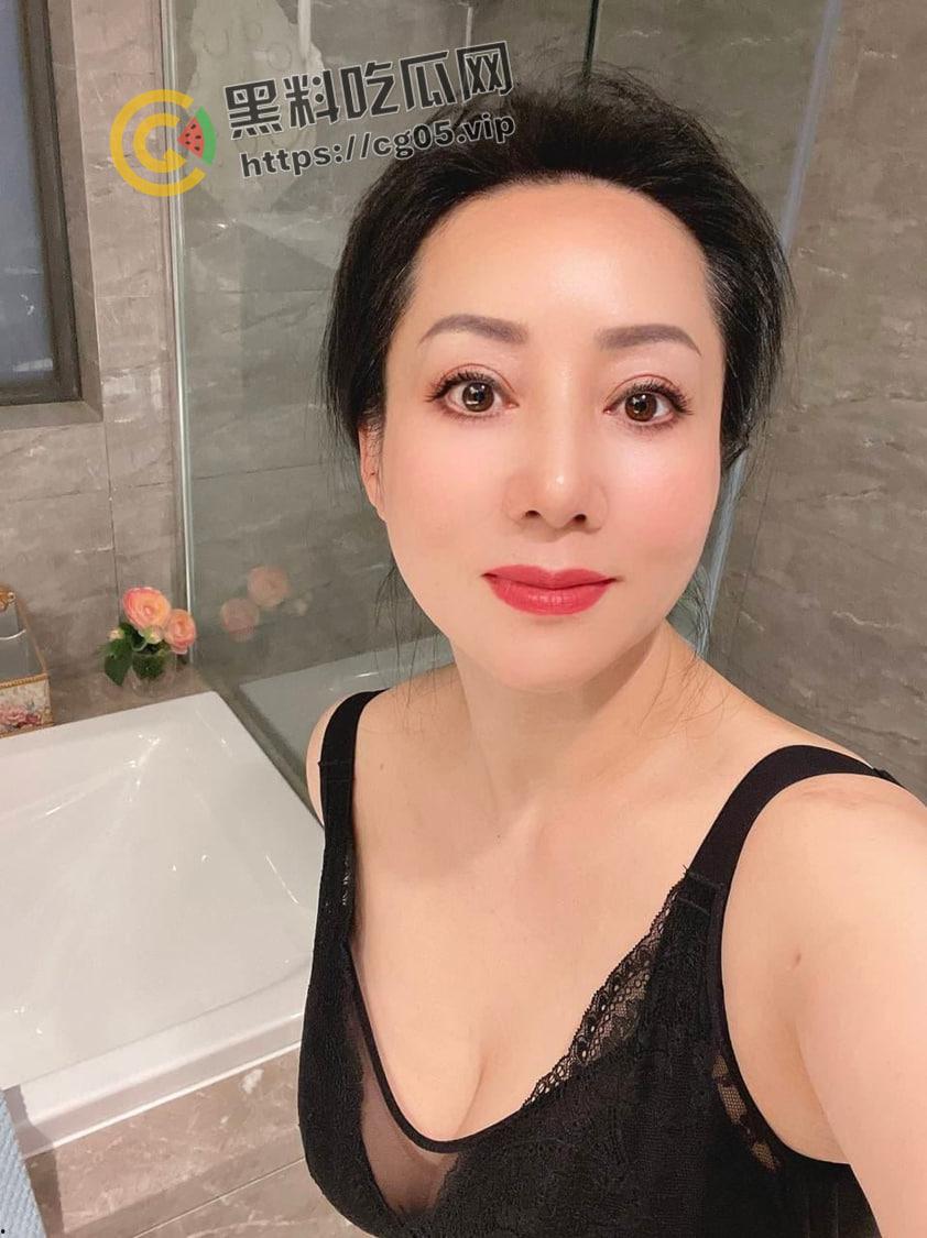 阿姨 我不想努力了!青壮小伙约炮房东饥渴阿姨 给阿姨舔喷射了 全程骚话 姨是真的败火啊-2