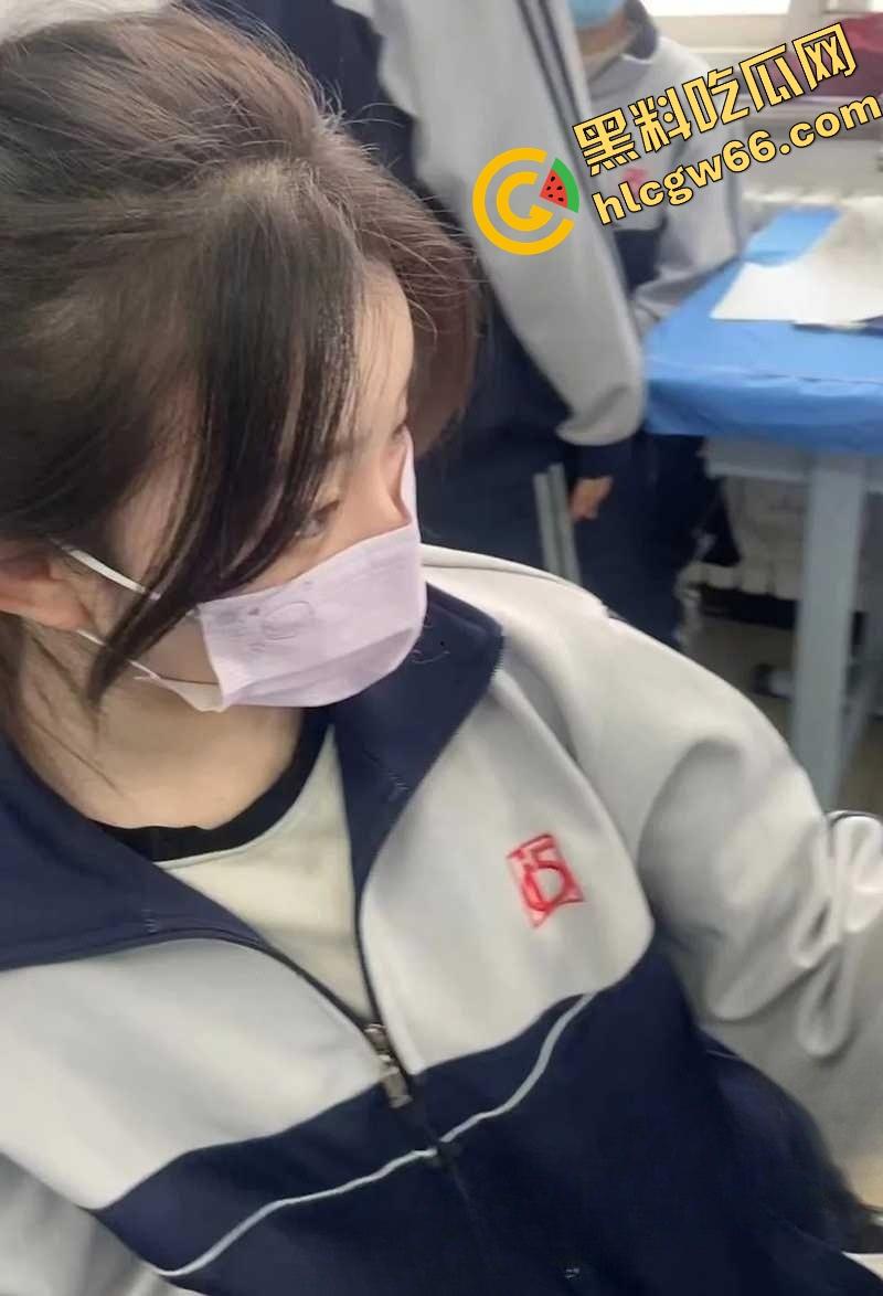 湛江遂溪高中艺术楼惊现野战现场,高三骚妹光腚骑在身上操,门缝偷拍啪啪实录传疯全校!-6