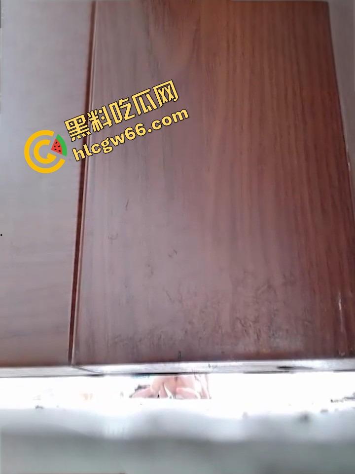 湛江遂溪高中艺术楼惊现野战现场,高三骚妹光腚骑在身上操,门缝偷拍啪啪实录传疯全校!-8