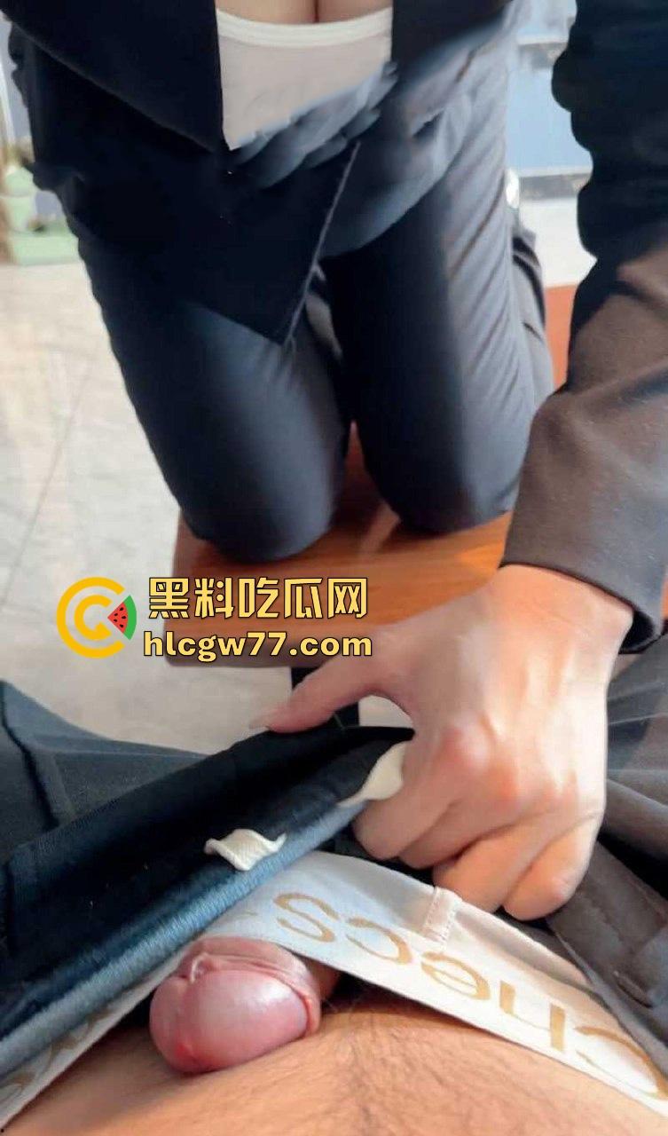 海角社区最火爆偷情现场,发小老婆边接电话边给口交,当面被绿狂野交合的感觉超级刺激!-5