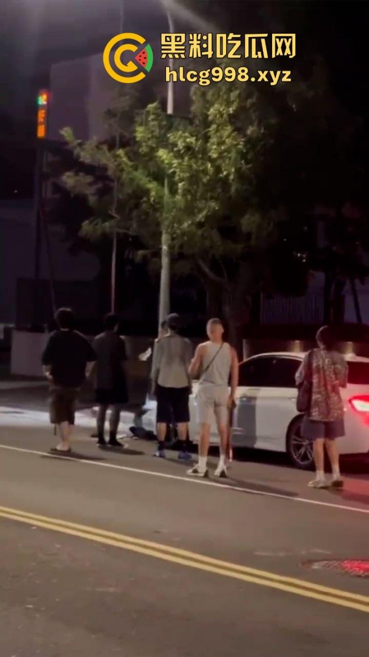 弯弯疯子哥理发店撒泼耍浑还扬言砍人 警察一来装娘炮 咋还有两副面孔呢?-4