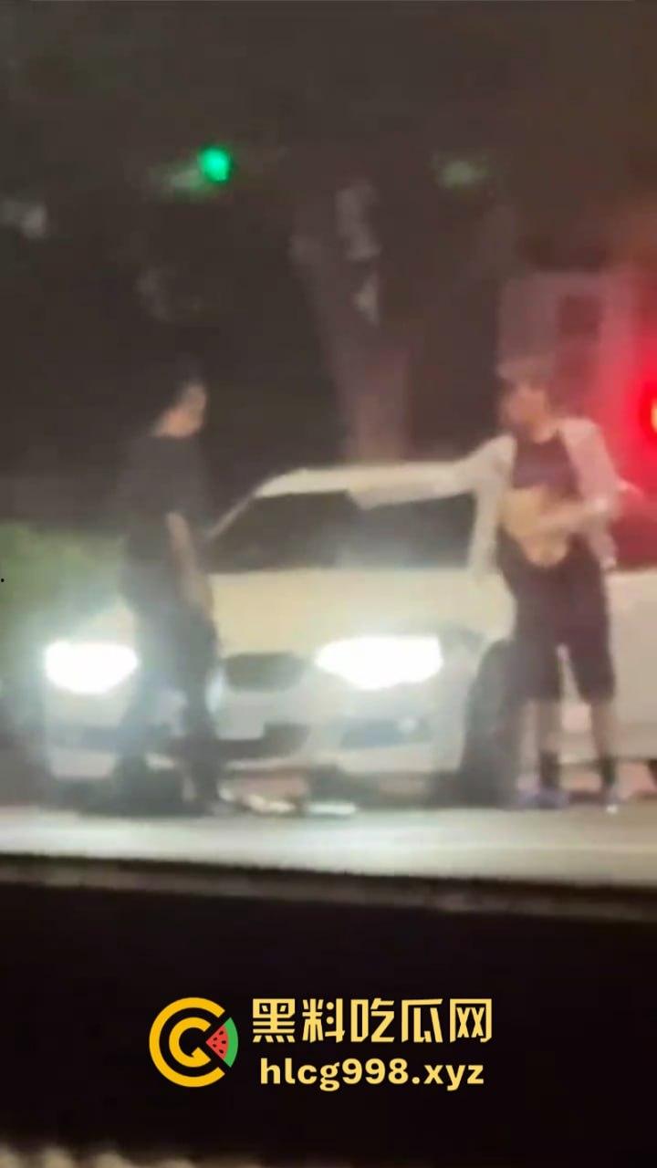 弯弯疯子哥理发店撒泼耍浑还扬言砍人 警察一来装娘炮 咋还有两副面孔呢?-5