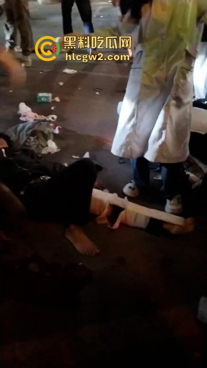 “晕倒前先把微信记录清一下!”潮汕东彩路精神小伙酒后驾摩托车狂飙酿车祸 不顾断腿先拿手机 这是有啥秘密啊?-1