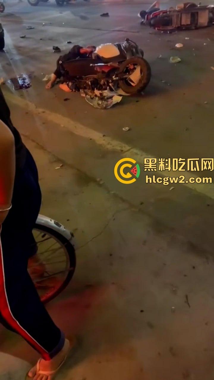“晕倒前先把微信记录清一下!”潮汕东彩路精神小伙酒后驾摩托车狂飙酿车祸 不顾断腿先拿手机 这是有啥秘密啊?-4