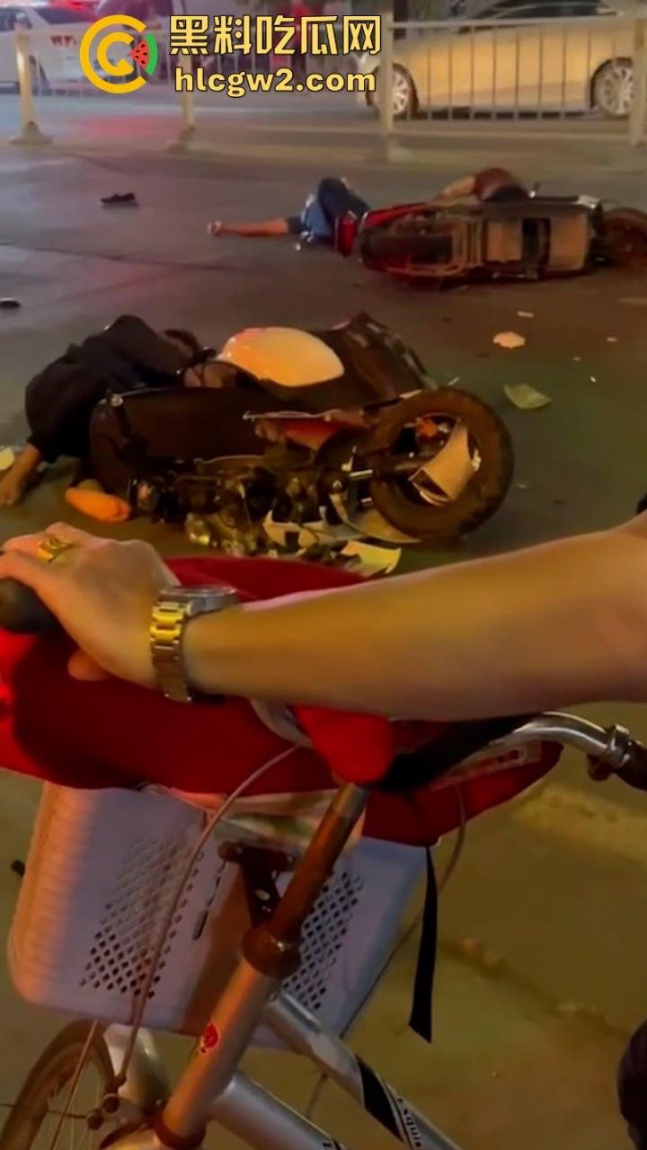 “晕倒前先把微信记录清一下!”潮汕东彩路精神小伙酒后驾摩托车狂飙酿车祸 不顾断腿先拿手机 这是有啥秘密啊?-6