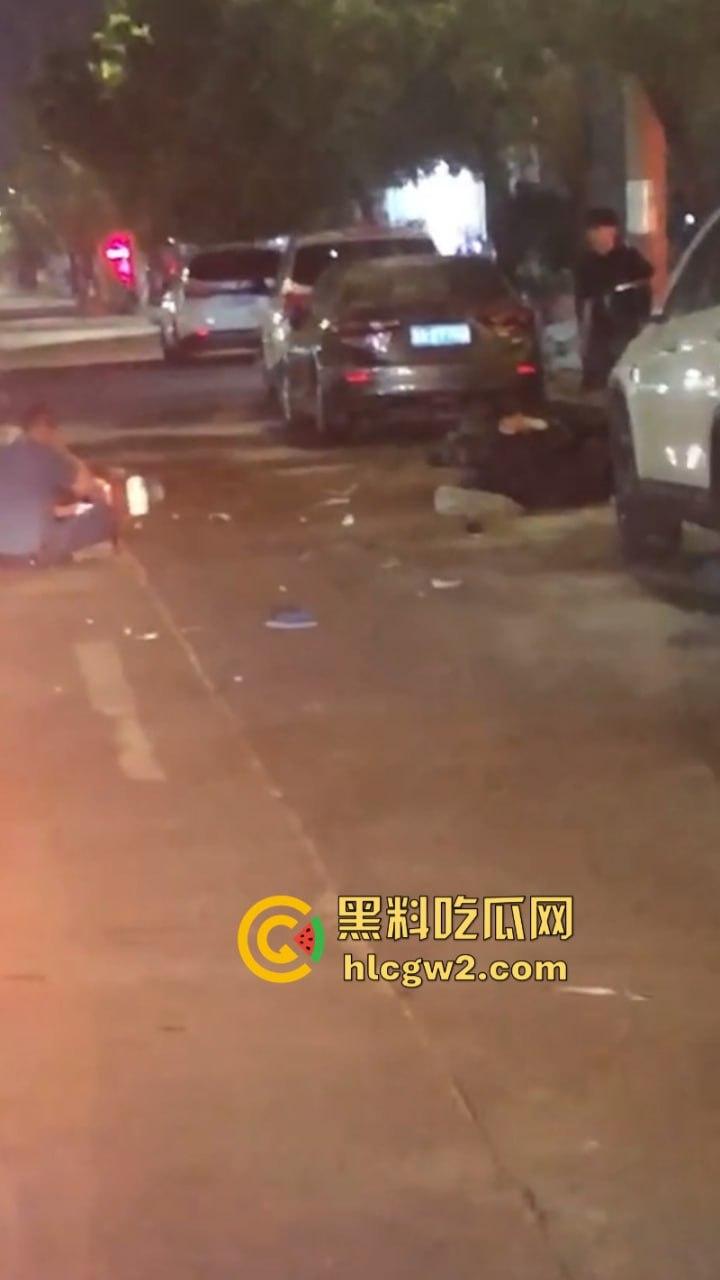 “晕倒前先把微信记录清一下!”潮汕东彩路精神小伙酒后驾摩托车狂飙酿车祸 不顾断腿先拿手机 这是有啥秘密啊?-8