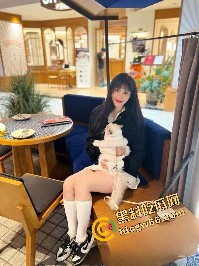 绿帽神人【icicis】操疯健身房！牵老婆勾瑜伽教练4P乱战，骚妻被群插射成精液储藏罐！-3