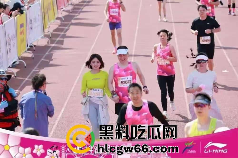 无锡马拉松直播变出轨大赏?远光软件董事长陈利浩牵手人妻边跑边秀恩爱,全国人民抖音围观奸夫淫妇!-9