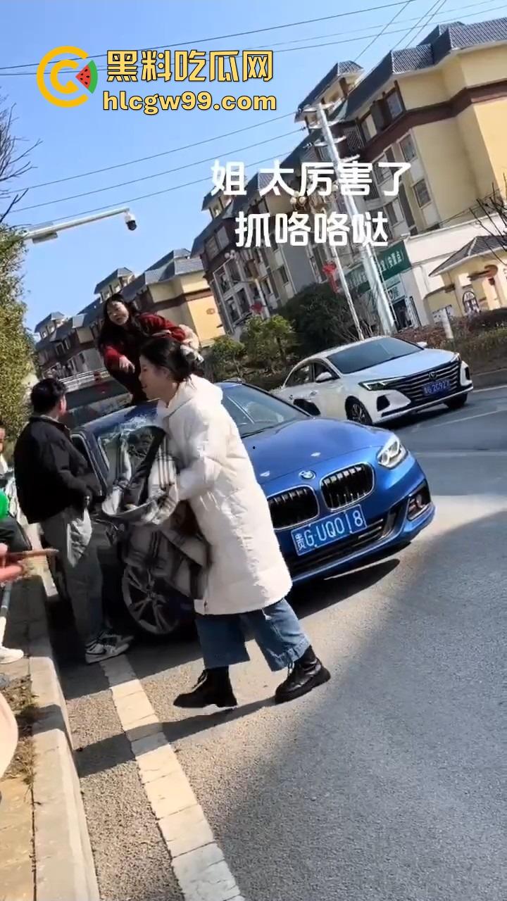 年度最贵抓奸现场，贵州紫云红衣女子怒砸宝马，原配没资格坐车？小三凭啥坐？直接砸烂让谁都别想坐！-4