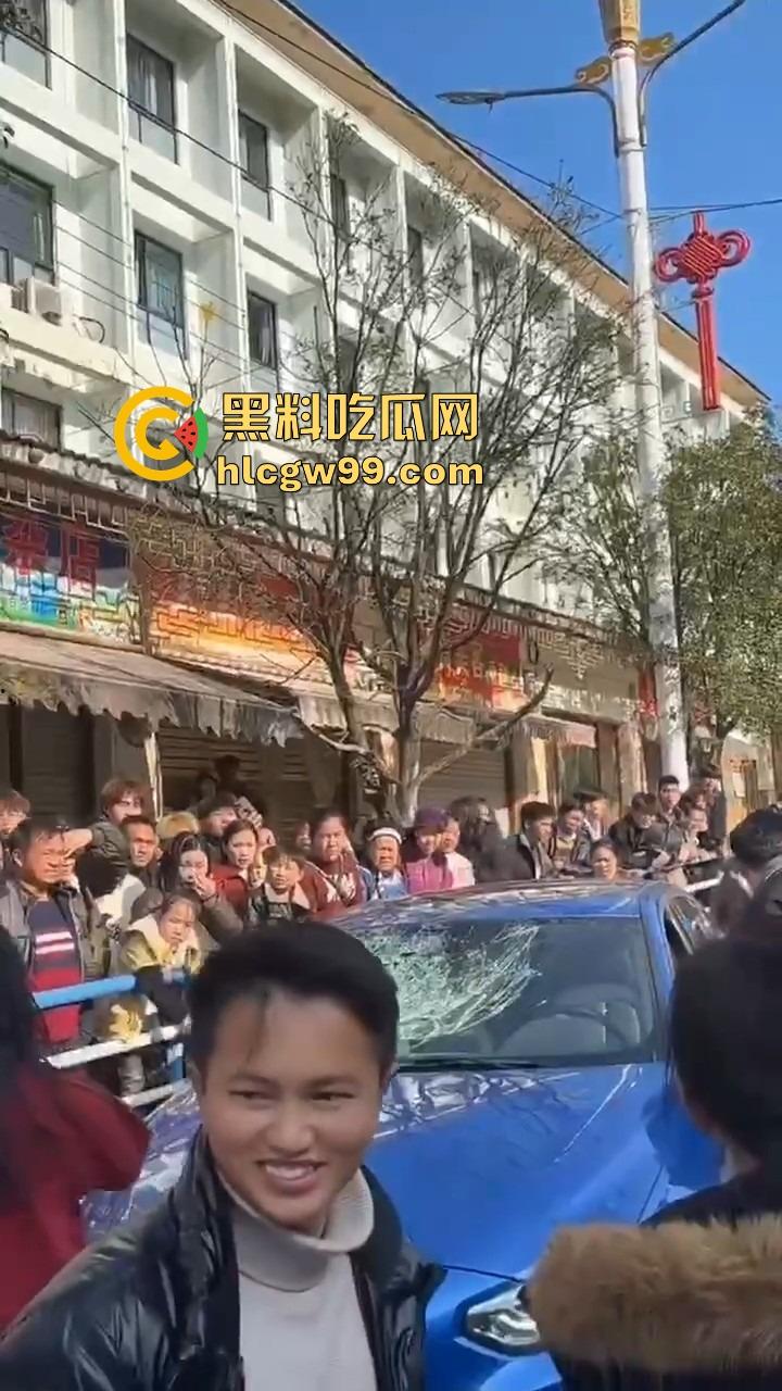 年度最贵抓奸现场，贵州紫云红衣女子怒砸宝马，原配没资格坐车？小三凭啥坐？直接砸烂让谁都别想坐！-8