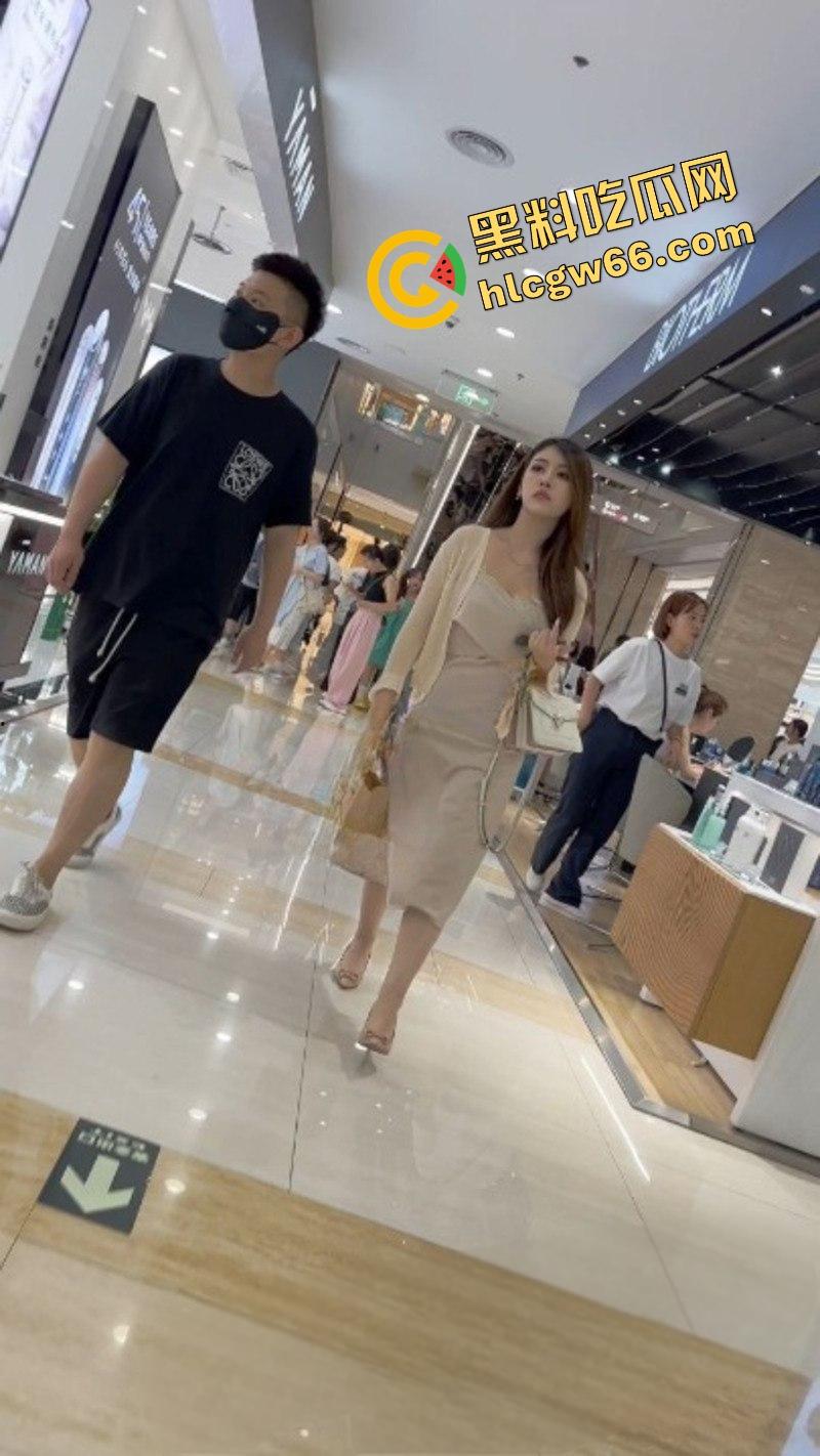广州长裙富少女友真空出街，骚得一比，偷拍难度地狱级，裙下粉穴若隐若现，防得比处女还紧！-4