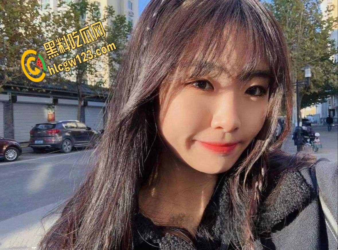 武汉反差母狗【李晓霜】,情趣装跪舔男友,骚逼渴求被狂干!-1