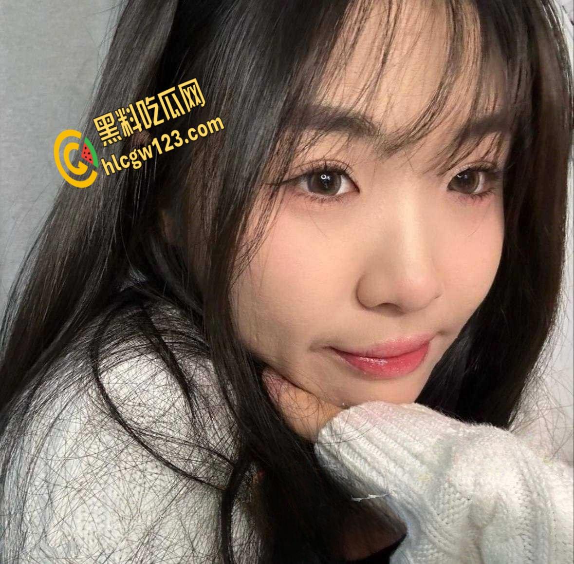 武汉反差母狗【李晓霜】,情趣装跪舔男友,骚逼渴求被狂干!-2