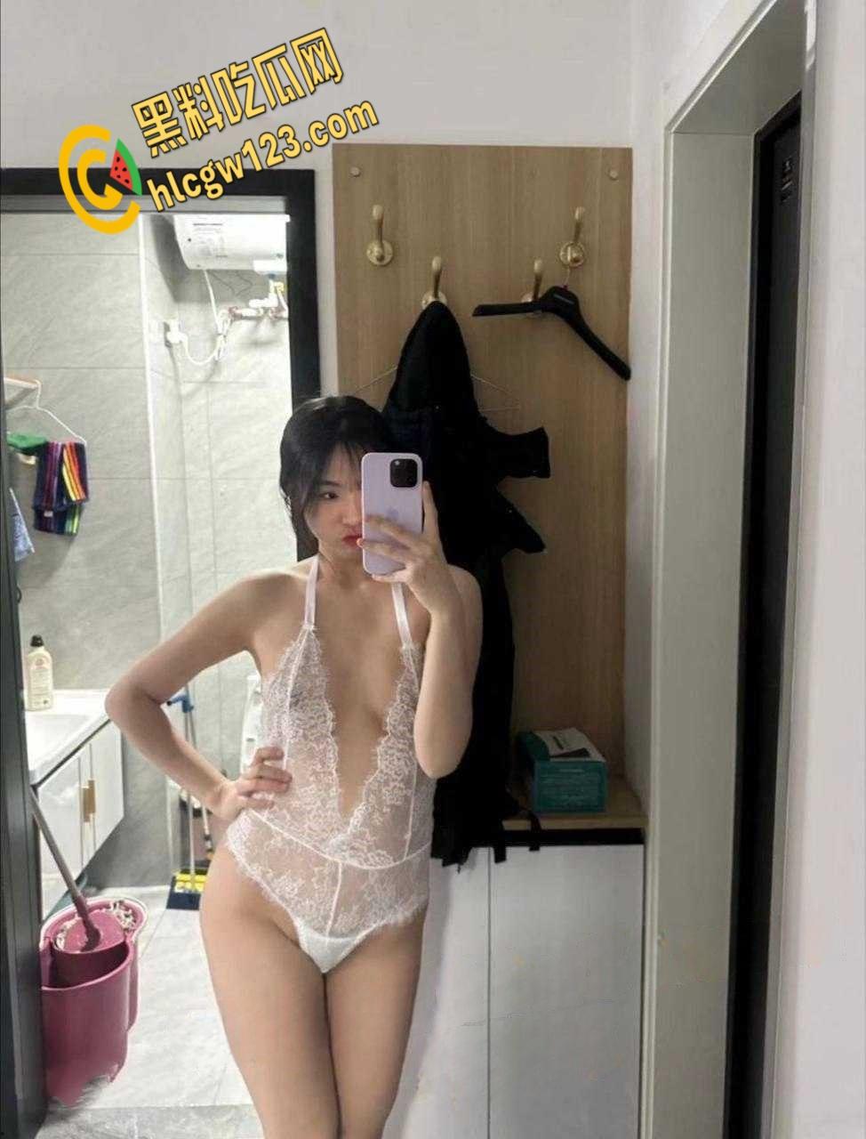 武汉反差母狗【李晓霜】,情趣装跪舔男友,骚逼渴求被狂干!-3