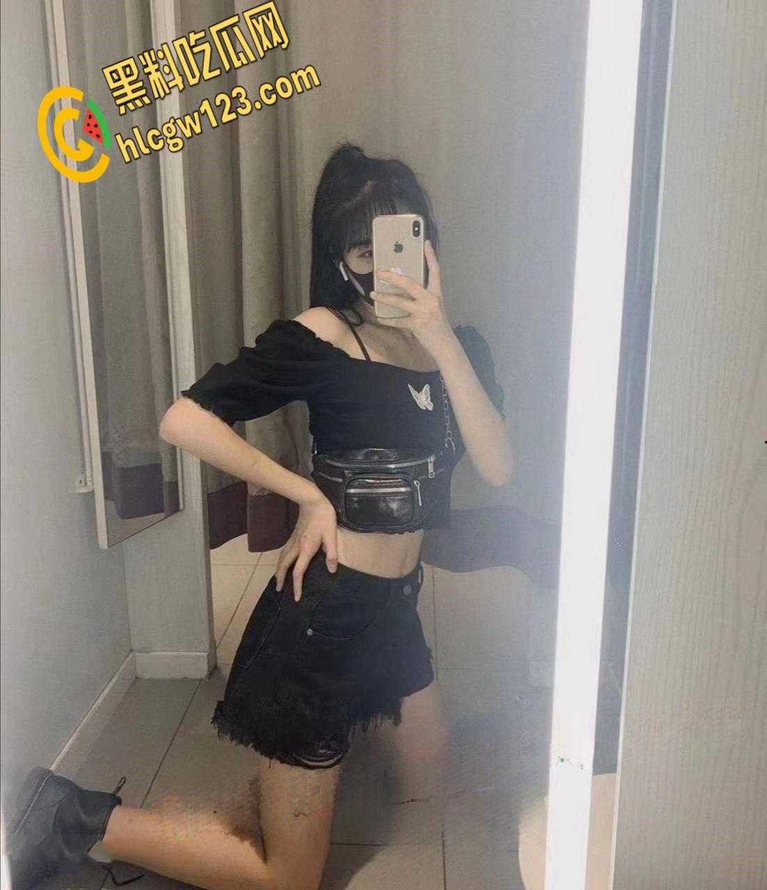 武汉反差母狗【李晓霜】,情趣装跪舔男友,骚逼渴求被狂干!-4