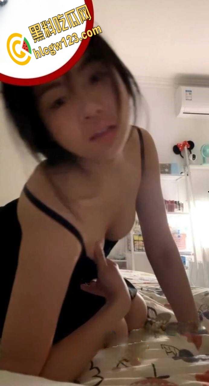 武汉反差母狗【李晓霜】,情趣装跪舔男友,骚逼渴求被狂干!-5