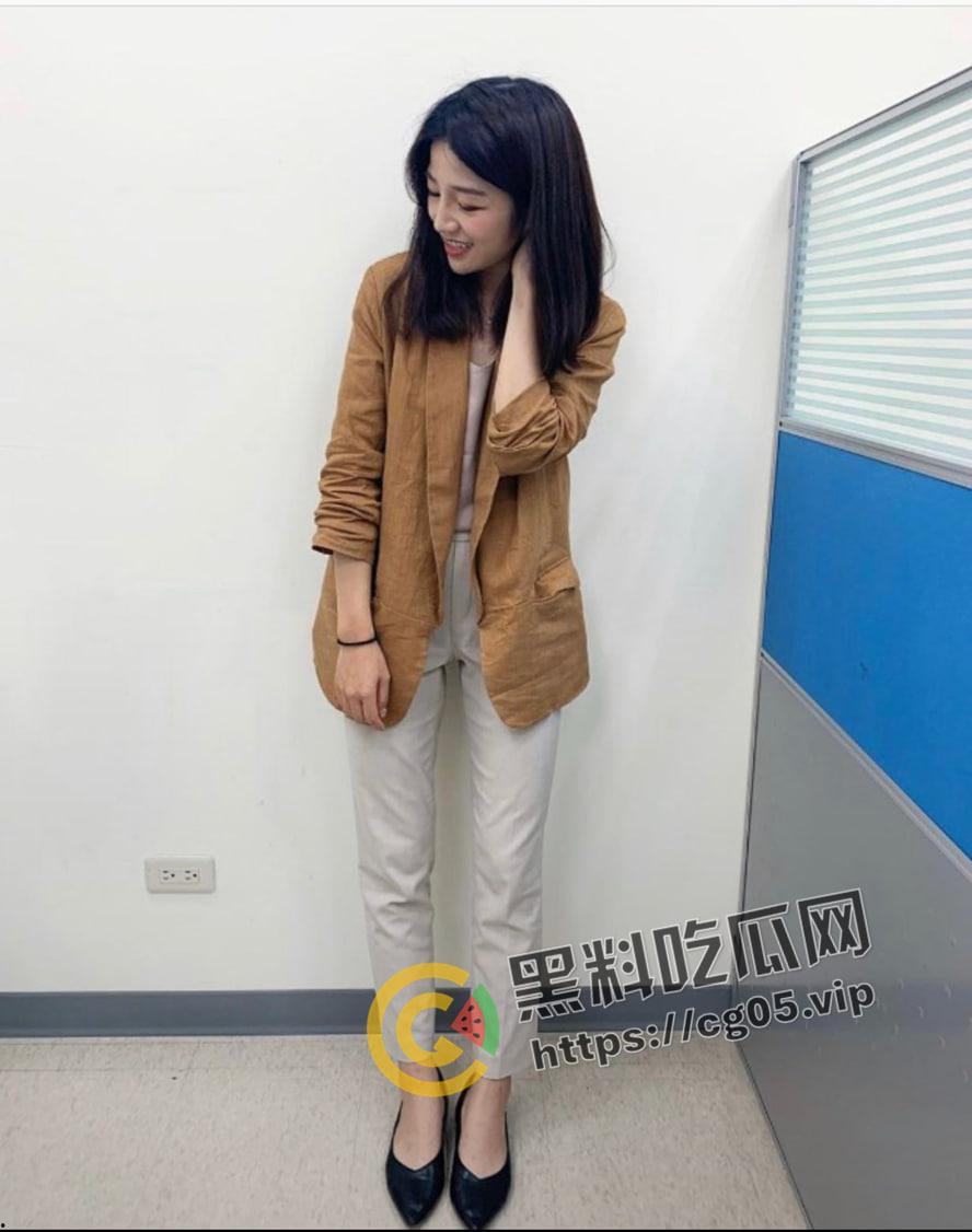 台湾美女保险推销员 推销保险被客户忽悠了 连哄带骗搞到了床上爆操 业务水平不太行啊-1