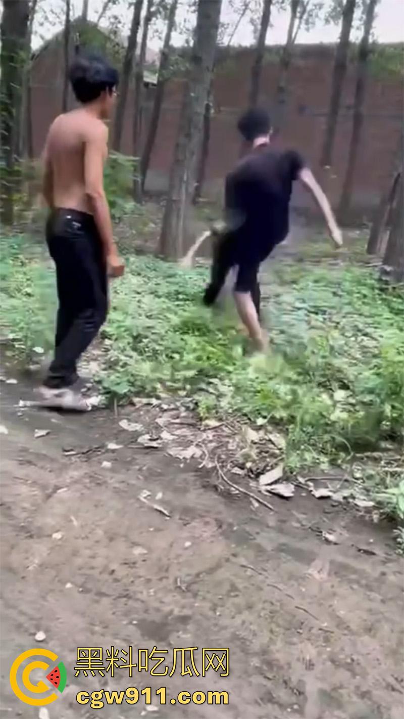 山东聊城临清市村头恶霸,烟店镇王集村一个14 岁,一个18岁,对一个12周岁的孩子进行殴打,真以为自己古惑仔了?-2