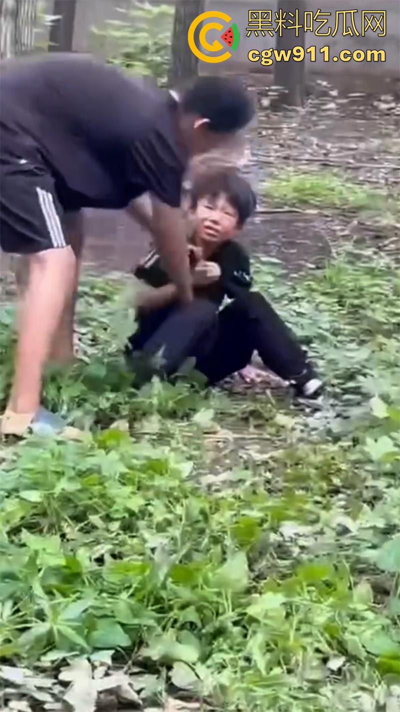 山东聊城临清市村头恶霸,烟店镇王集村一个14 岁,一个18岁,对一个12周岁的孩子进行殴打,真以为自己古惑仔了?-3