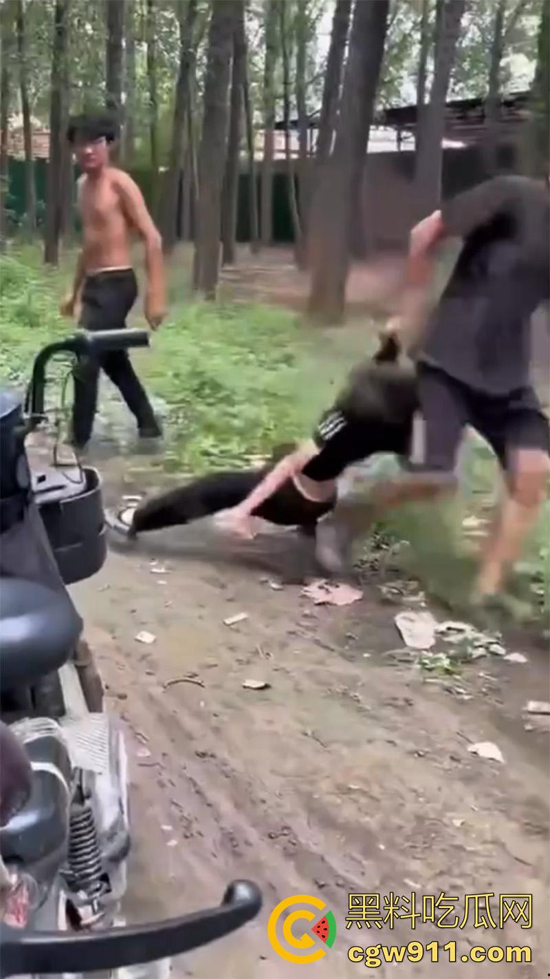 山东聊城临清市村头恶霸,烟店镇王集村一个14 岁,一个18岁,对一个12周岁的孩子进行殴打,真以为自己古惑仔了?-5