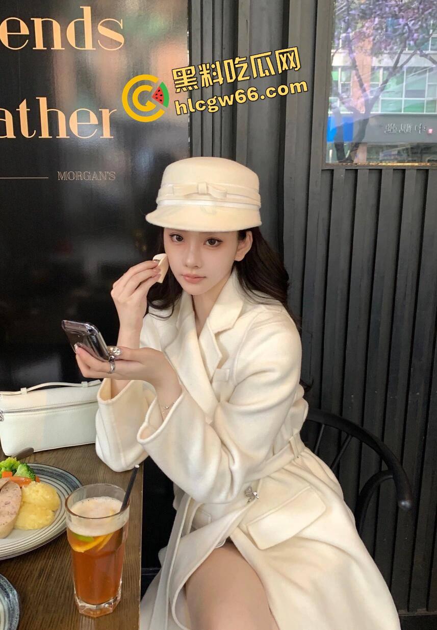 足控福利拉满,脚丫子一搓就爆浆,骚妹用脚玩鸡儿玩得贼6,三分钟不到就给你榨出来,谁还用手啊?-2