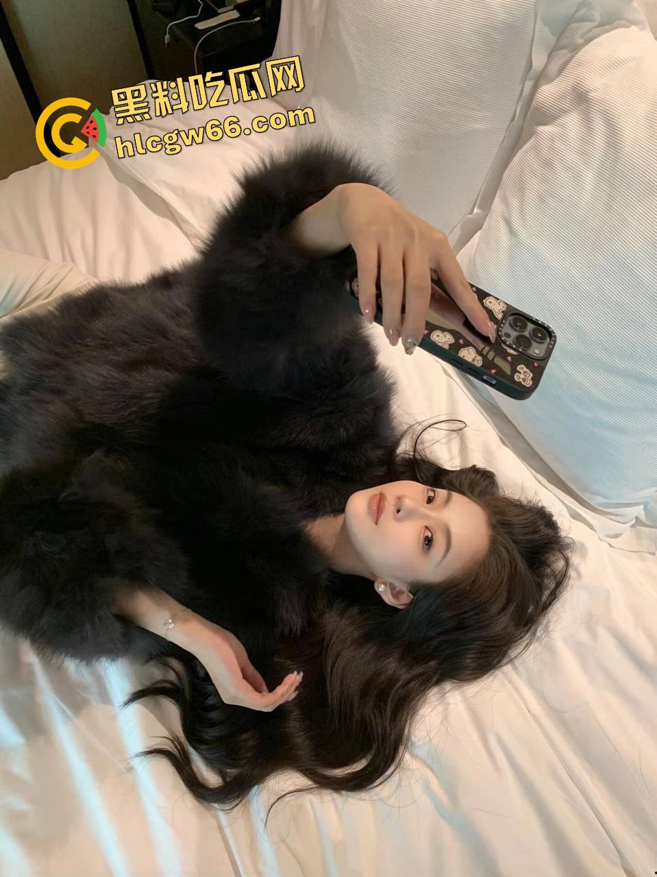 足控福利拉满,脚丫子一搓就爆浆,骚妹用脚玩鸡儿玩得贼6,三分钟不到就给你榨出来,谁还用手啊?-5