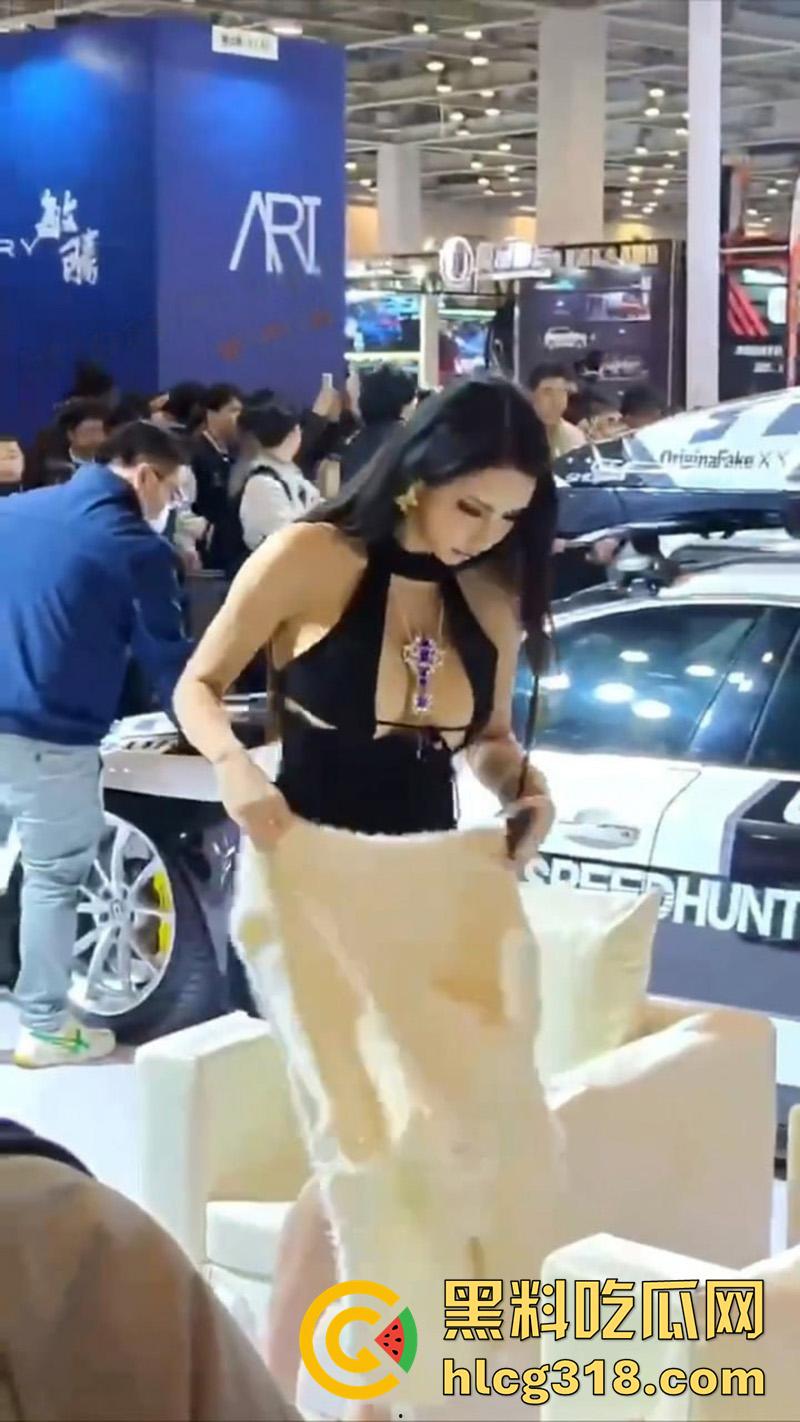 谁去车展是真看车啊?F罩杯巨乳车模女神,衣服勒不住奶意外走光,奶头都被人吃黑了!-1