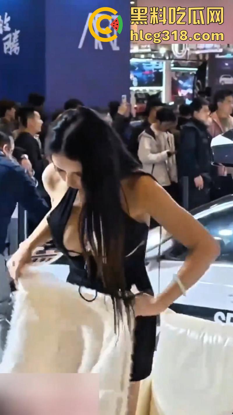 谁去车展是真看车啊?F罩杯巨乳车模女神,衣服勒不住奶意外走光,奶头都被人吃黑了!-4