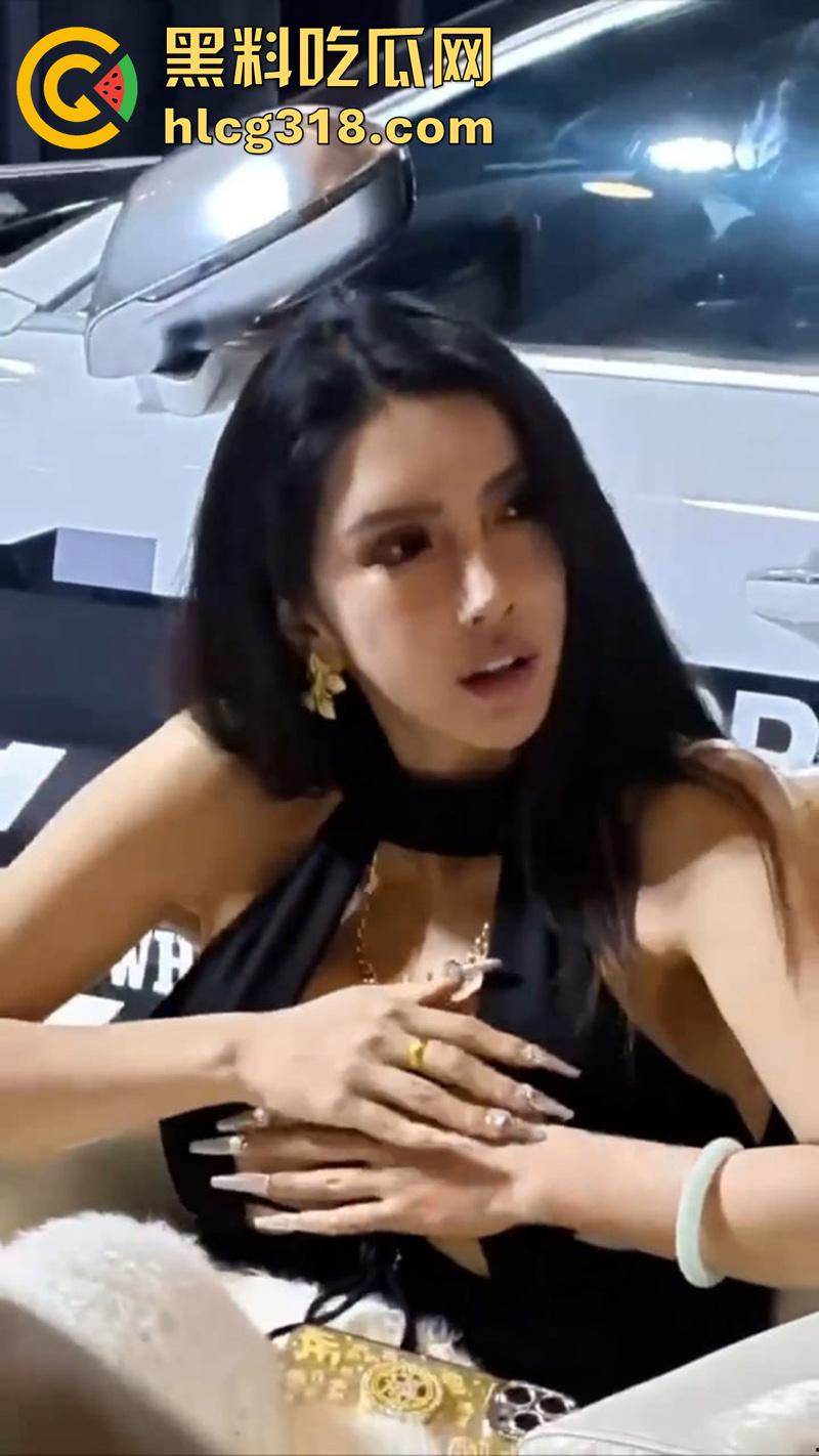 谁去车展是真看车啊?F罩杯巨乳车模女神,衣服勒不住奶意外走光,奶头都被人吃黑了!-8