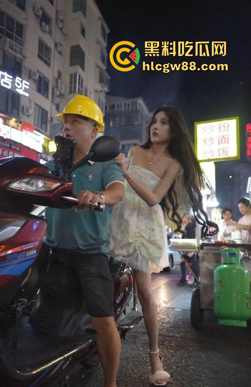 深圳街头偷拍狂潮，极品嫩妹裙底春光乍泄，透明丁字裤勒嫩鲍，阴毛浓密看的人目瞪口呆！-2