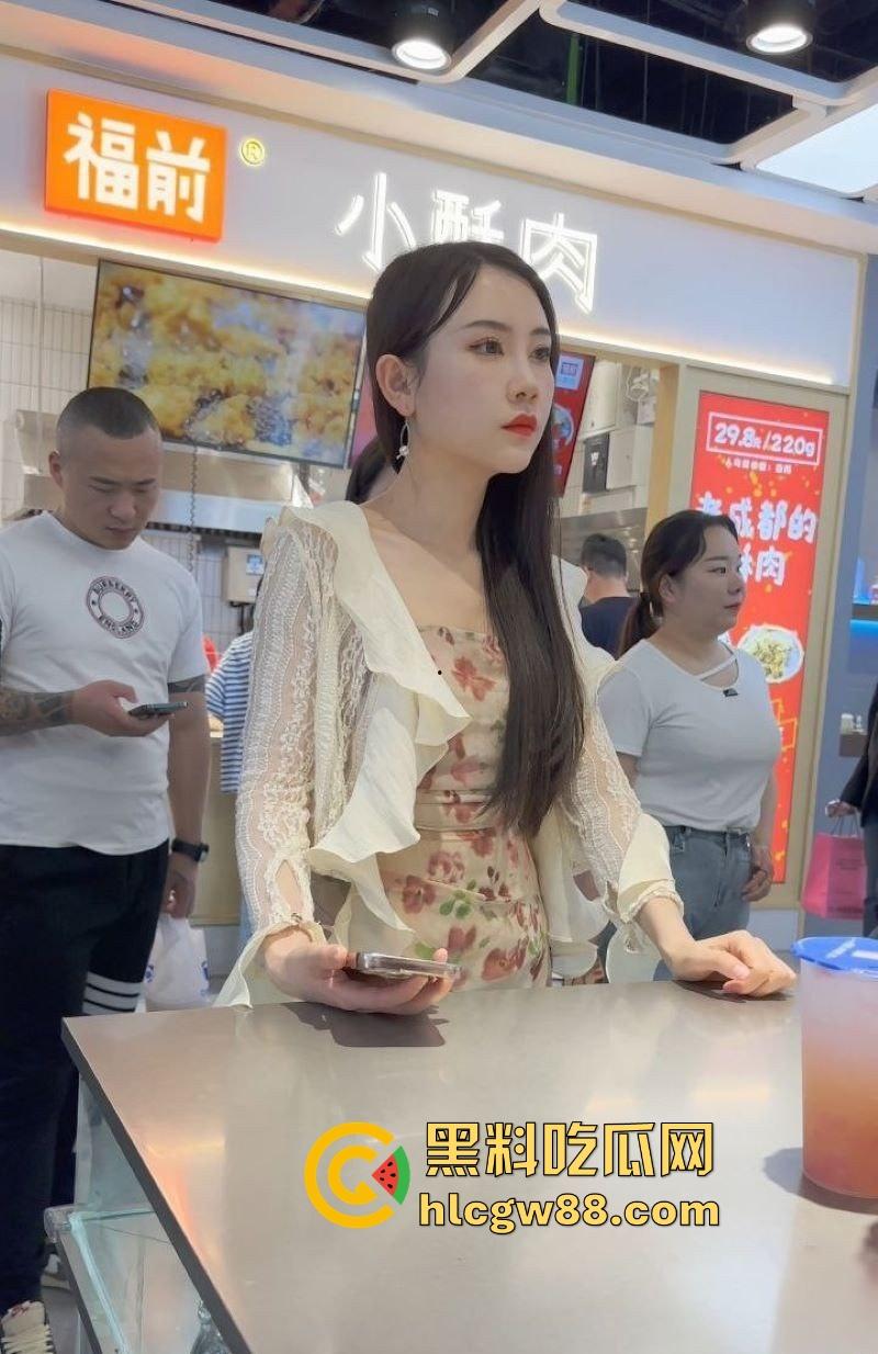 深圳街头偷拍狂潮，极品嫩妹裙底春光乍泄，透明丁字裤勒嫩鲍，阴毛浓密看的人目瞪口呆！-4