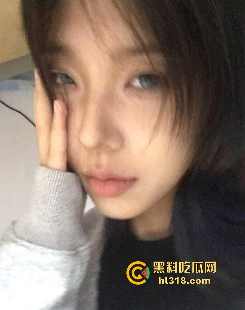 湘潭大学大三学妹【袁小敏】不雅视频被男友曝出,清纯少女被调教成风骚母狗,自慰勾搭极其反差!-4