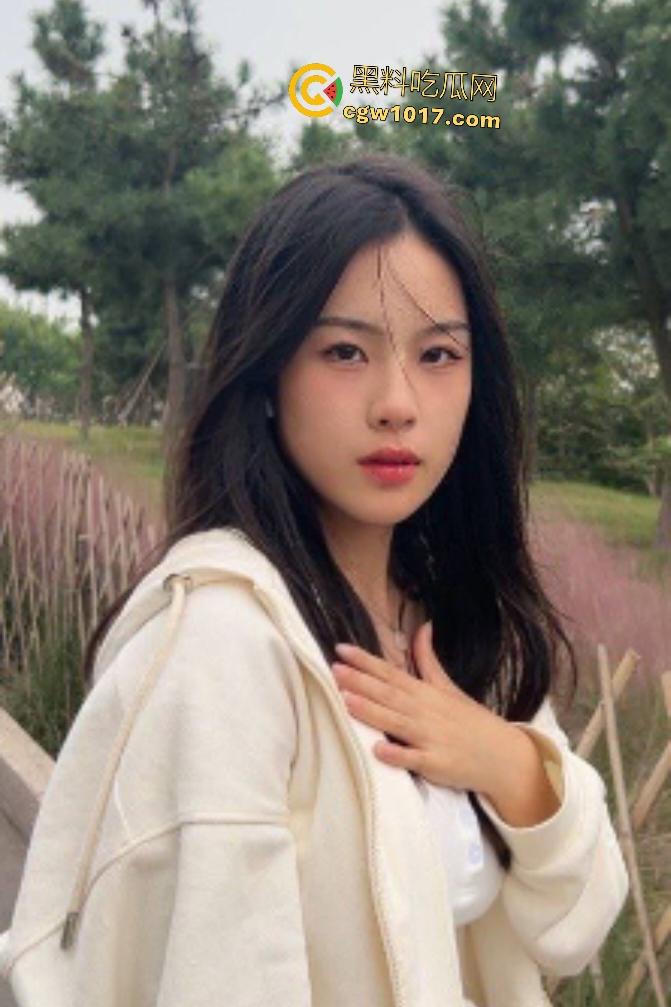 广州靓女【林若曦】下班被男友狂干,炸裂淫叫震房到床吱吱,黑丝足交绝活包完鸡巴,技术太娴熟了!-1