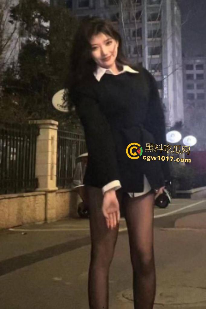 广州靓女【林若曦】下班被男友狂干,炸裂淫叫震房到床吱吱,黑丝足交绝活包完鸡巴,技术太娴熟了!-3