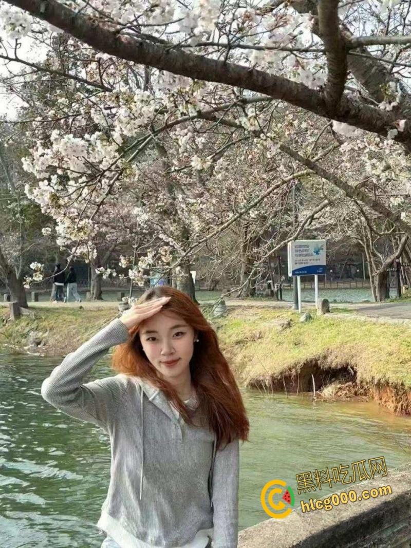 韩国中央大学留学生【宋芊雅】,给男友发扣逼视频解馋,粉嫩蜜穴汁水横流,勾引男友后入爆操 !-4