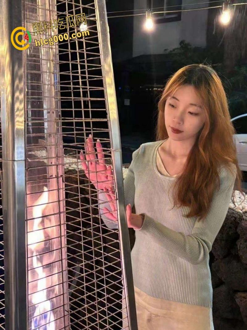 韩国中央大学留学生【宋芊雅】,给男友发扣逼视频解馋,粉嫩蜜穴汁水横流,勾引男友后入爆操 !-5