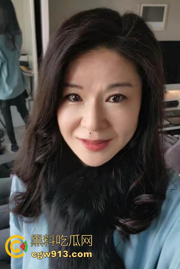 海角乱伦,早上起床把妈妈的骚穴狂扣出水,再狠狠无套猛插,主动撅臀迎合,极其骚乱!-1