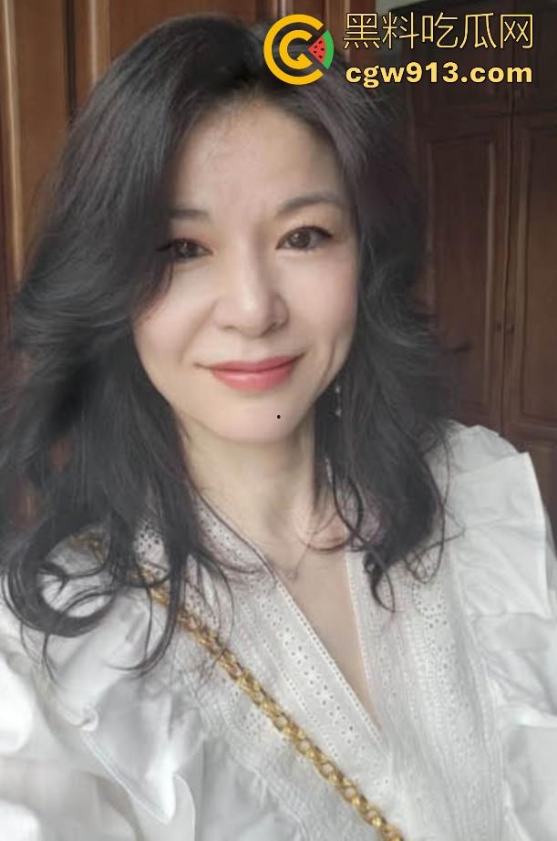 海角乱伦,早上起床把妈妈的骚穴狂扣出水,再狠狠无套猛插,主动撅臀迎合,极其骚乱!-3