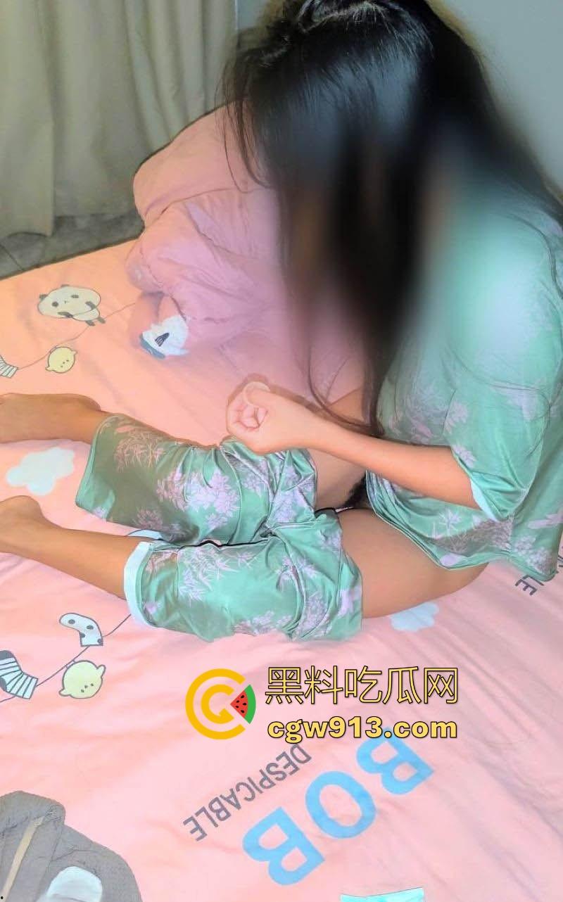 海角乱伦,早上起床把妈妈的骚穴狂扣出水,再狠狠无套猛插,主动撅臀迎合,极其骚乱!-4