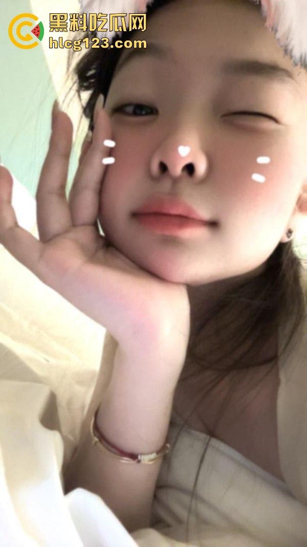 北京外国语大学单眼皮美女校花『俞佳佳』身穿情趣黑丝极致诱惑 被后入抽插-2