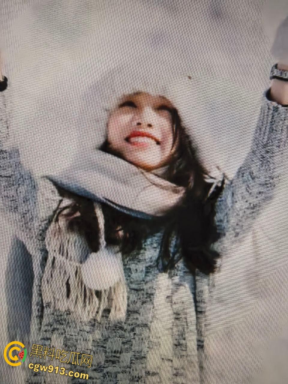 河北承德少妇【冯伟】，三十如狼四十如虎，背着老公偷情男大学生，黑丝翘臀疯狂打桩后入 ！-4