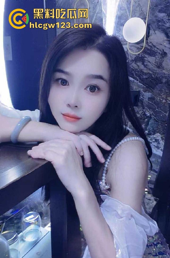 绿帽哥投稿!极品反差淫妻女友 被绿帽老公带出去群交 各种约炮抽插 性爱私拍视频流出!-1