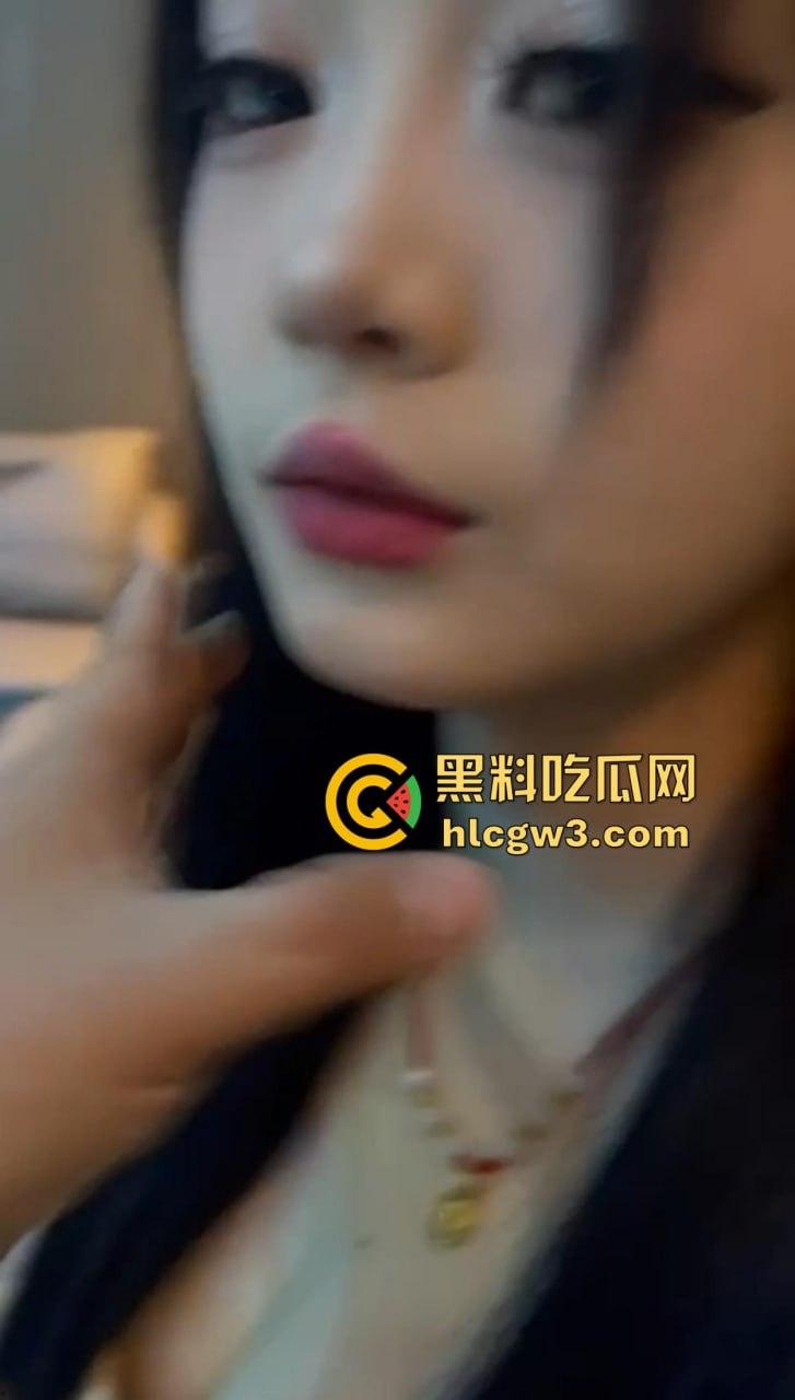 KTV狼友点妹子玩花了,摸到奶子头直接缩进去,全身上下到处RUA没放过 ,这钱摸得绝对回本!-5