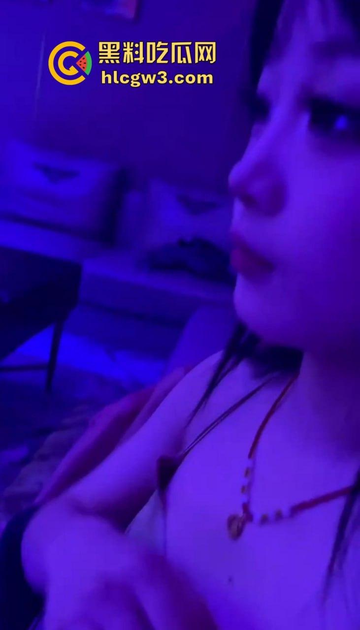 KTV狼友点妹子玩花了,摸到奶子头直接缩进去,全身上下到处RUA没放过 ,这钱摸得绝对回本!-6