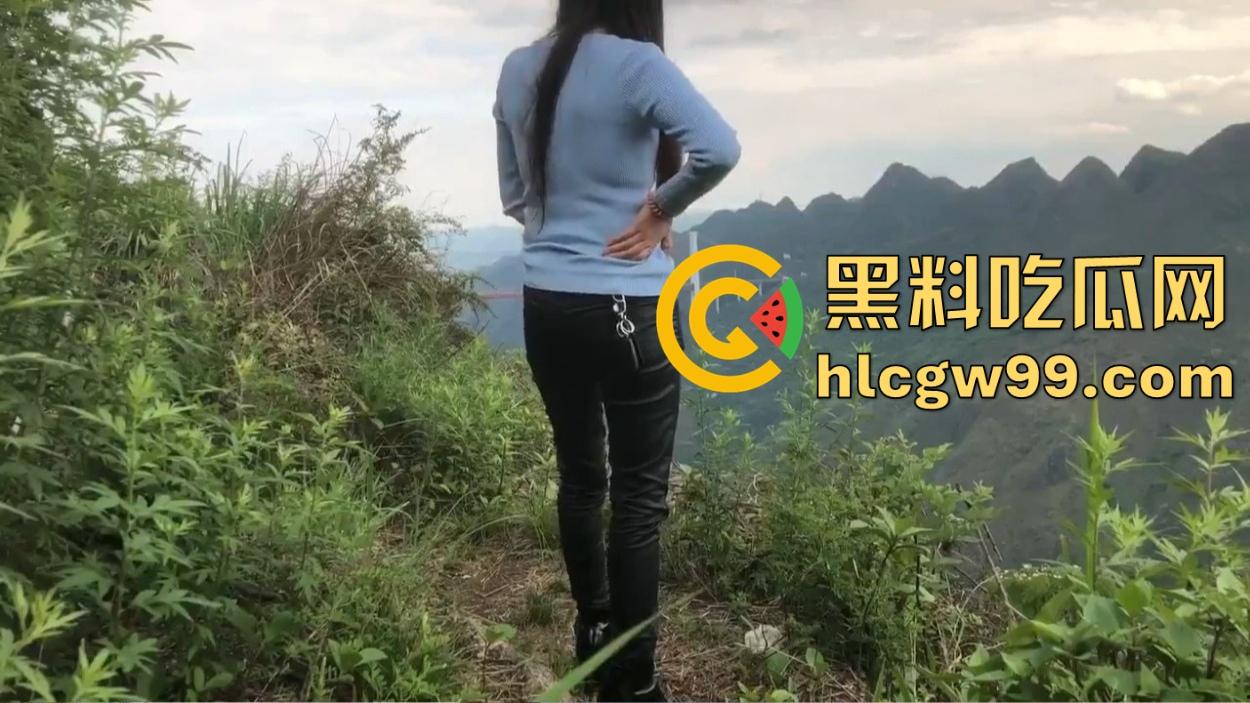 广西老表年味拉满回家过年不忘艹逼，山顶野战人妻，风景如画日逼如诗，草香鸟语间的日逼得野战才是年味！-2