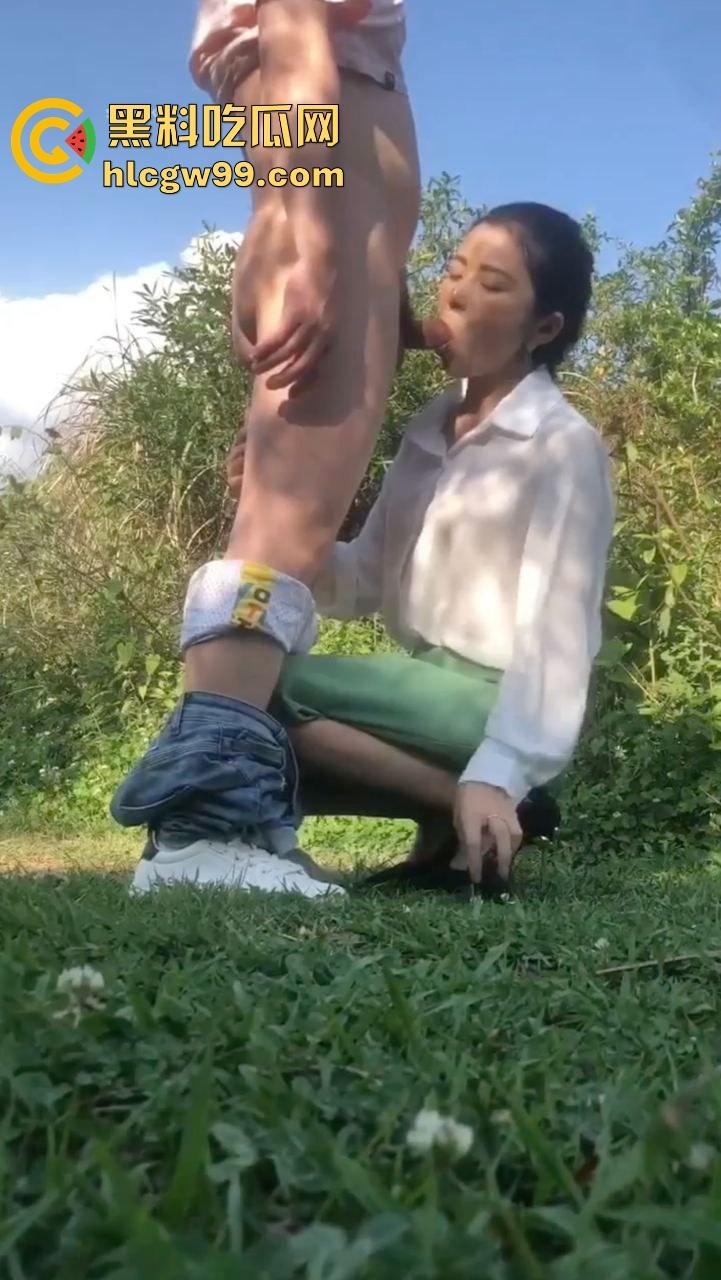 广西老表年味拉满回家过年不忘艹逼，山顶野战人妻，风景如画日逼如诗，草香鸟语间的日逼得野战才是年味！-13