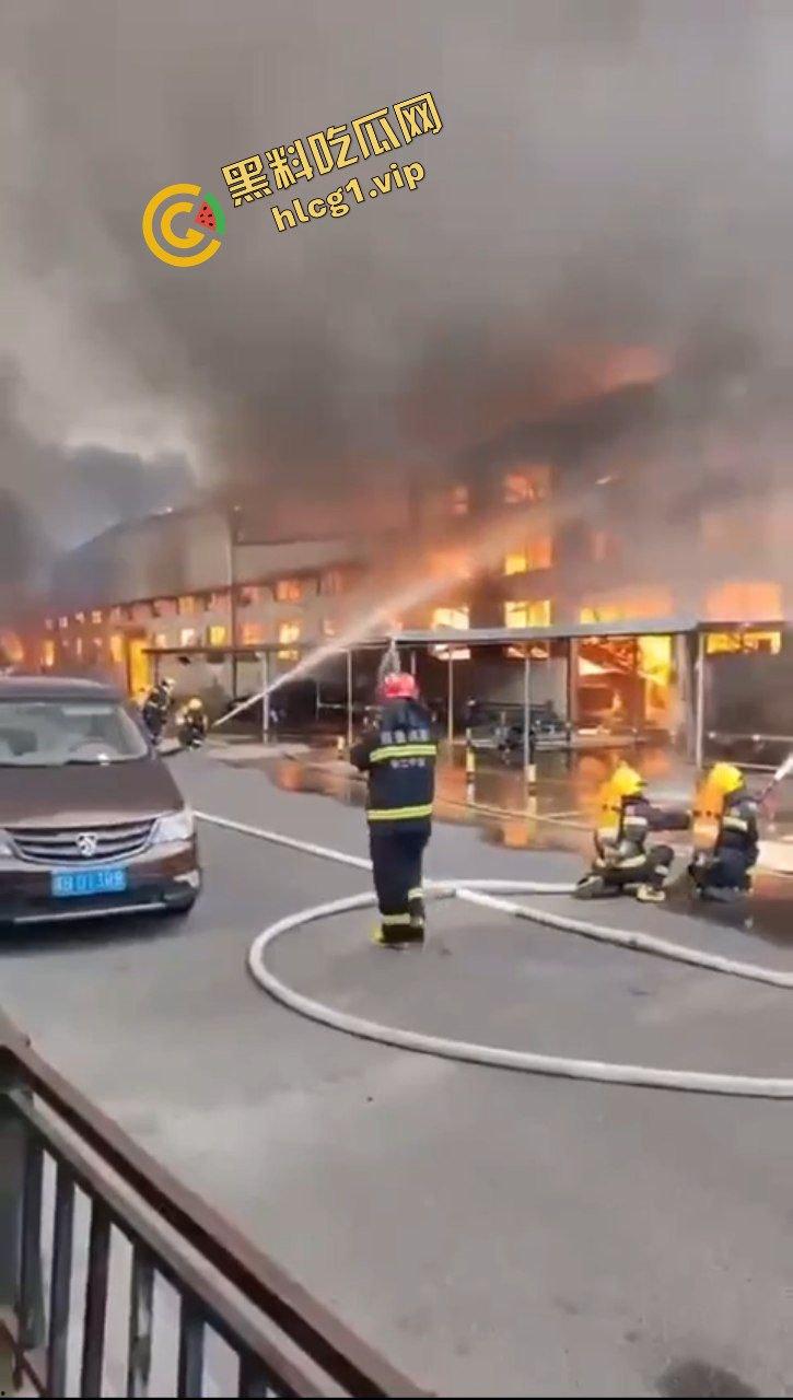 燃烧殆尽!宁波海曙一装潢材料市场 突发大火!火海涌现!-4